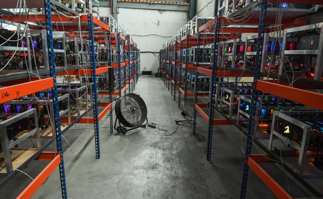 Майнеры биткоинов распродают свои запасы